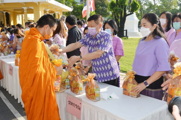 Read more about the article สอ.ศธ.ร่วมพิธีทำบุญตักบาตรและลงนามถวายพระพร สมเด็จพระนางเจ้าฯ พระบรมราชินี